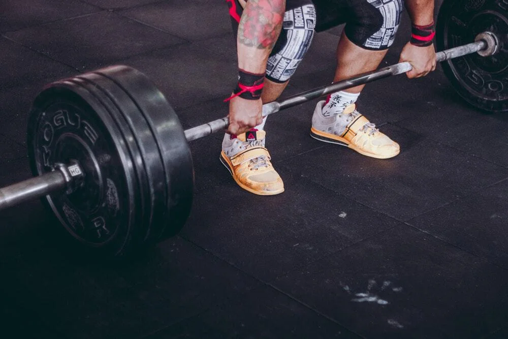 Five Advantages of CBD in Your Work Out and How You Can Make Full Use of It 1 person holding the barbell