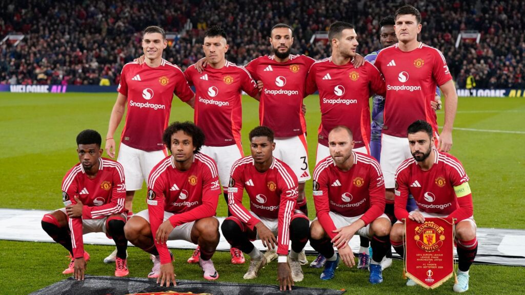 Manchester United players line up