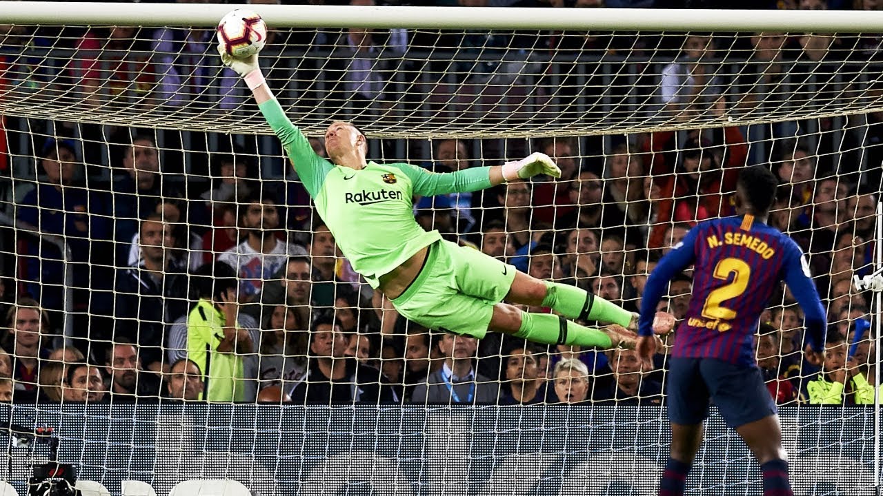 Why Do Goalkeepers Wear Different Jerseys Than the Rest of the Team? 1 Goalkeepers Wear Different Jerseys