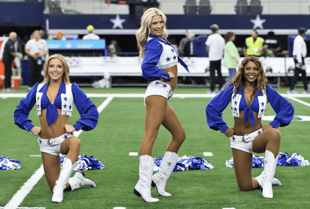 dallas cowboys cheerleaders cheering 66bcee23a508b