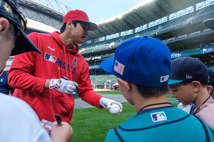Is The New Shohei Ohtani Autograph Style a Collector's Nightmare? 1 New Shohei Ohtani Autograph